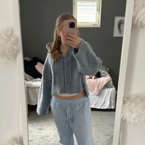 Stickad hoodie - säljer denna as mysiga stickade fleecetröja/zipuphoodie från zara💕Storlek L då jag inte ville att den skulle sitta så tajt men passar även M och S då jag själv brukar ha S❤️❤️