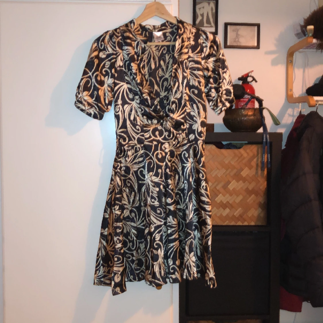 Guldig och svart klänning 