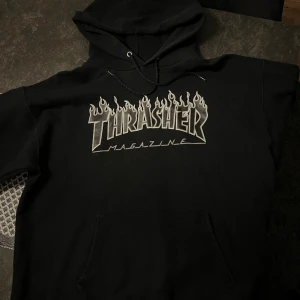 Thrasher flame hoodie - thrasher hoodie i storlek M, nypris 999kr 🌸 pris kan diskuteras☺️