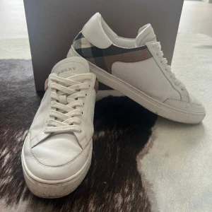 Burberry skor! - Tjena,säljare mina burberry skor! Dom är storlek 40! Box medföljer vid köp!  Hör av er vid frågor 