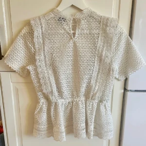 Blus från Gina - Super fin spets / virkad blus ifrån Gina! Inga defekter, i fint skick 🫶🏻