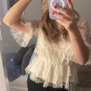 Smilla Lace Blouse - Intresse koll på denna topp. Den är ass snygg och bara använd 1 gång så helt i ny skick. Den är i storlek 36.💕 Kontakta gärna vid intresse! 