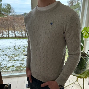 Morris kabelstickad S - Morris kabelstickad tröja i 100% merino ull. Riktigt fet och skön. Storlek L i barnstorlek så passar som en S i herr. Hör av er vid mer frågor