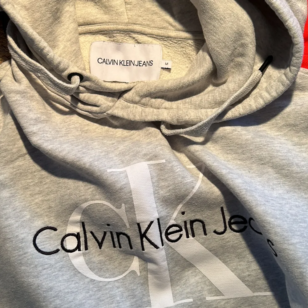 Helt ny fet Calvin hoodie, aldrig använd. Sitter som en M. Kom pm vid frågor Nypris 1200 sek. Hoodies.