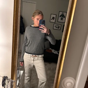 Stickad tröja - Säljer denna supersköna stickade tröja med detaljer vid nacken, armarna och längst ner❤️