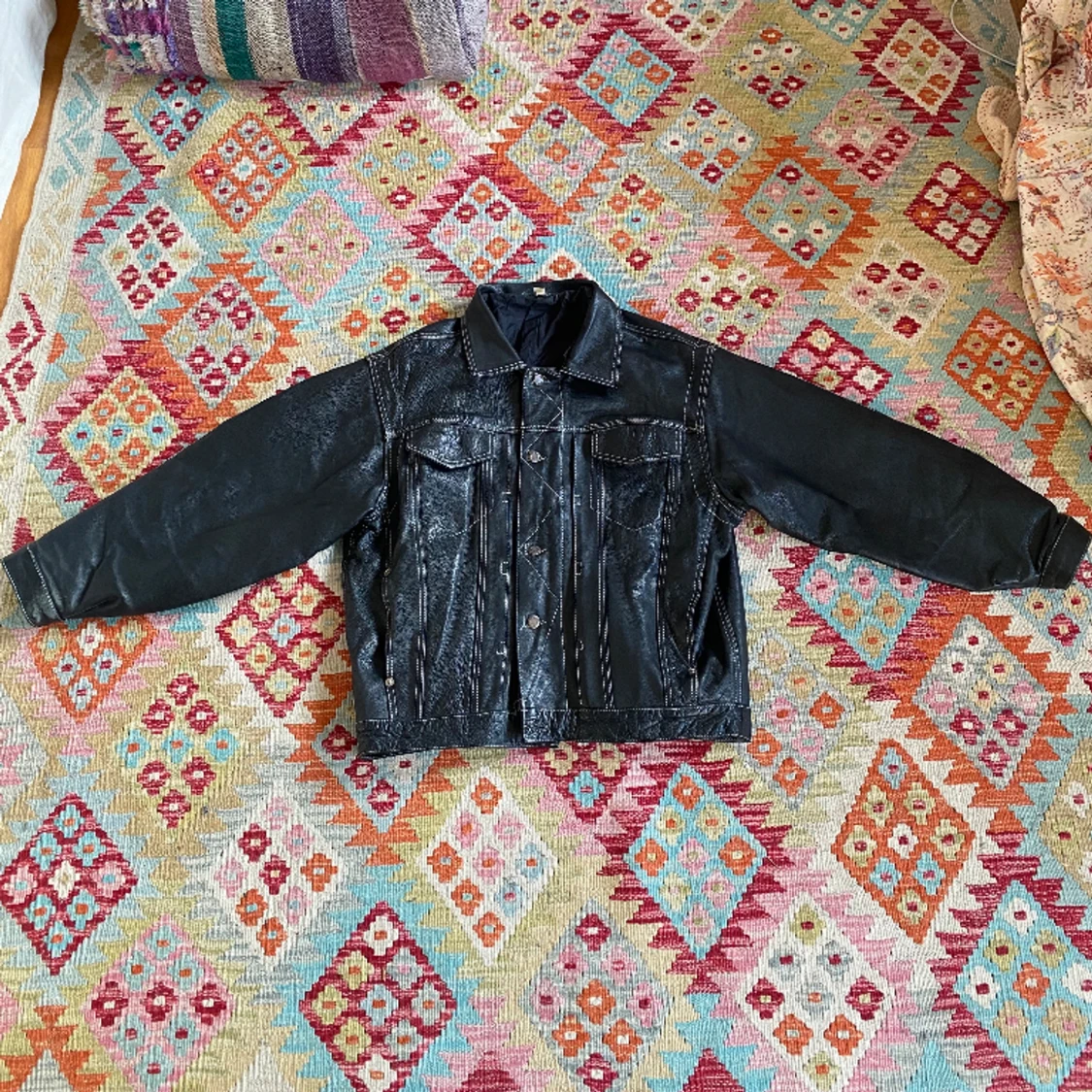 Originell läderjacka med avtagbar luva och vita sömmar - 90