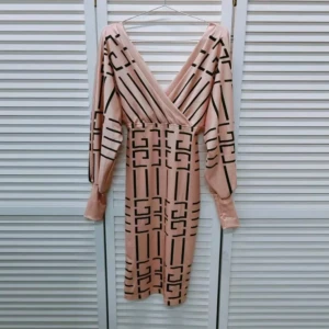 Mycket Snygg Klänning ( Strl.S )  - Säljer en oerhört fin klänning.  - Storlek: S  - Helt ny med tags, Pris endast 300 kr 🌸🌸🌸