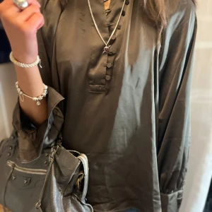 Blus - Säljer denna superfina blus från HM!!❤️❤️