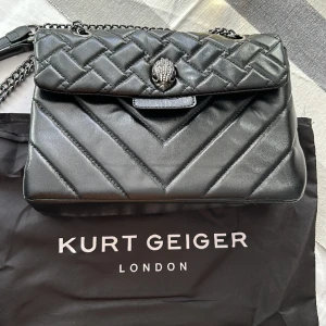Handväska Kurt geiger  - Använd enstaka gånger, nyskick! Har för många väskor så måste sälja av. Dustbag medföljer.  Pris kan diskuteras något.