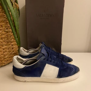 Valentino flycrew - Säljer nu dessa valentino flycrew skor i färgen marinblå! Ny pris 7500kr, har av er vid frågor eller funderingar!
