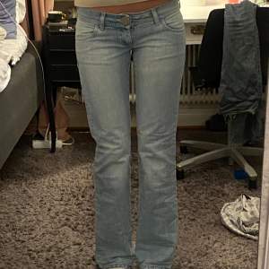 Skitnsygga unika jeans med lågmidja. De har två slit på vardera sida nere på benen. Superbra skick och så fin färg!💖 midjemått 39cm Innerbenslängd 82cm Finns bud på 470kr