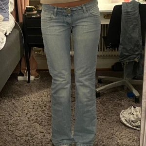 Lågmidjade jeans  - Skitnsygga unika jeans med lågmidja. De har två slit på vardera sida nere på benen. Superbra skick och så fin färg!💖 midjemått 39cm Innerbenslängd 82cm Finns bud på 470kr