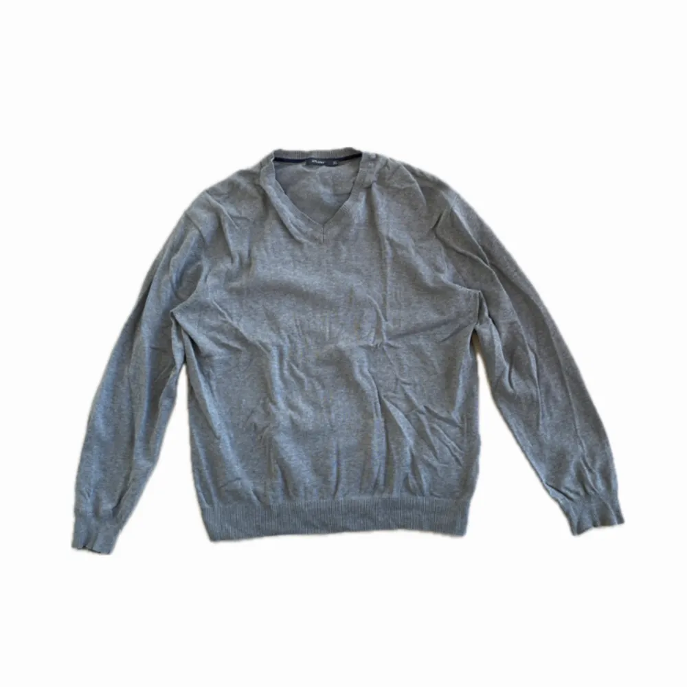 En basic grå tröja ifrån Atlant i storlek XL men sitter bra som loose fit på medium👍 Hade ett litet hål i ena armhålan men det är nu fixat, annars i bra skick⭐️⭐️. Tröjor & Koftor.