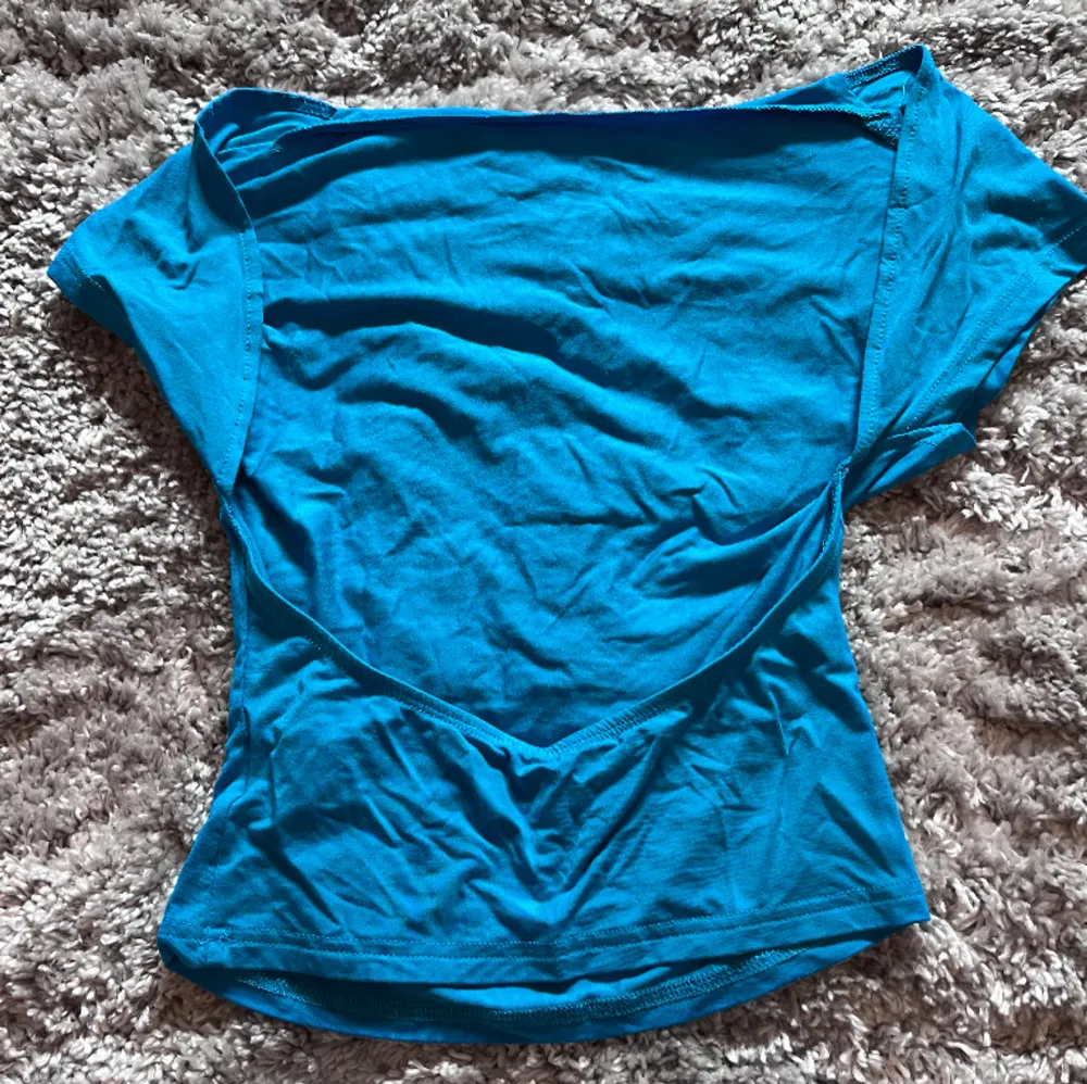 Den populära tröjan utan rygg i en jättefin blå färg💙. T-shirts.