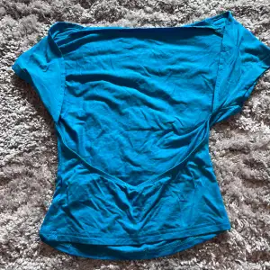 Den populära tröjan utan rygg i en jättefin blå färg💙