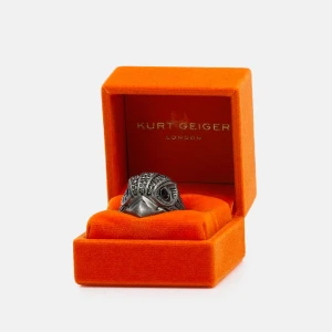 Kurt Geiger ring - Säljer min Kurt Geiger ring i silver som aldrig är använd, produkten är även slutsåld🌟köpt för 900!