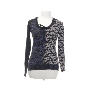 Tjocktröja - Desigual tröja köpt på secondhand. Den är i bra skick.