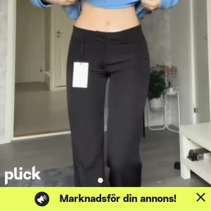Lågmidjade bootcut kostymbyxor  - Lägger ut samma annons igen för att det ska bli fri frakt;) hör görna av dig om du umdrar över ngt annat än vad som står där!💕