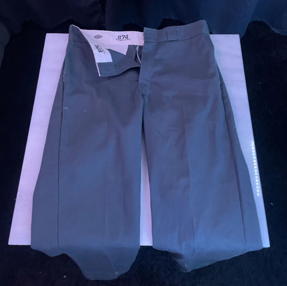 Gråa dickies byxor 874. Jeans & Byxor.