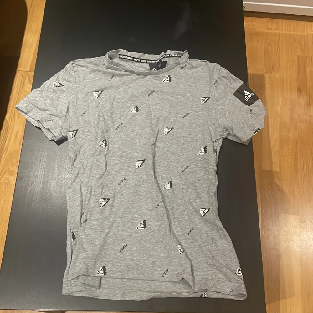 En snygg adidas tröja i storlek S, tröjan passar någon som har XS-S. Tröjan är väl använd och det finns några defekter så som lösa trådar, men inga hål eller andra större defekter.. T-shirts.