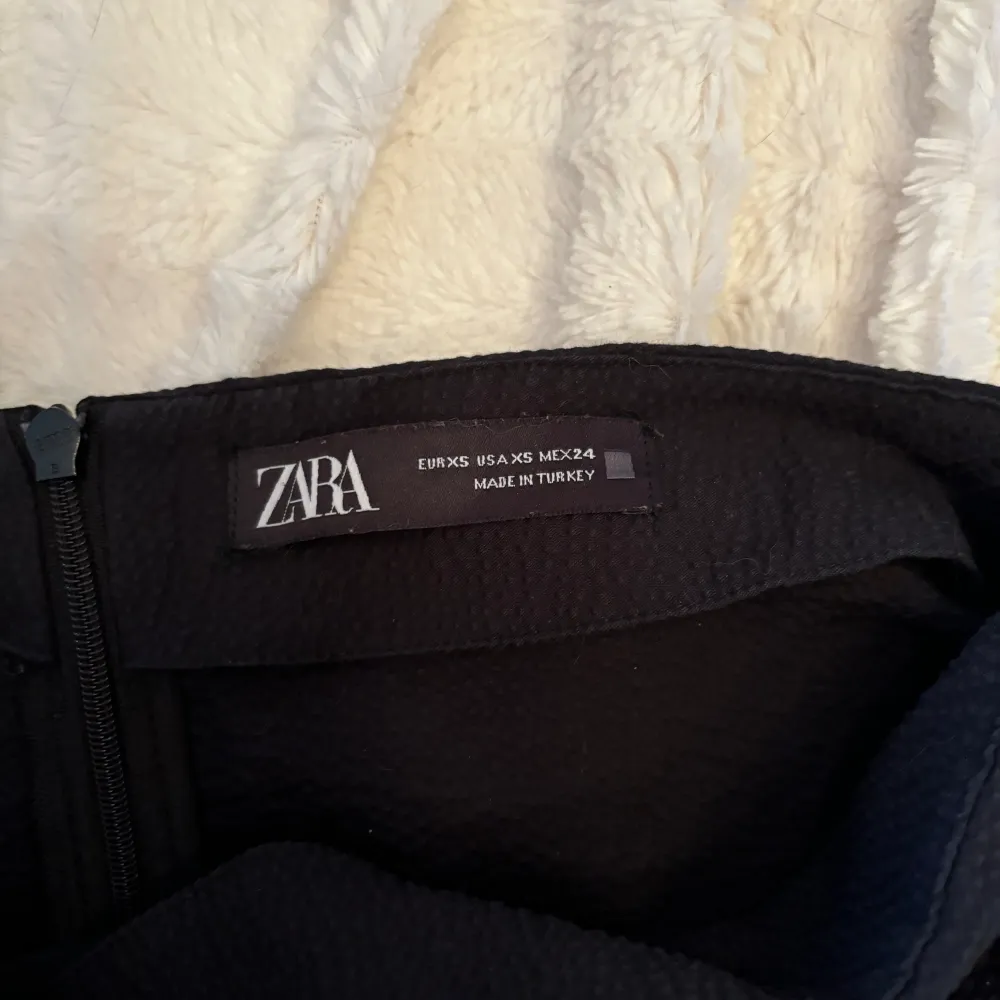 Kjol från Zara i storlek XS med dragkedja baktill. Köparen står för frakten 🩷. Kjolar.
