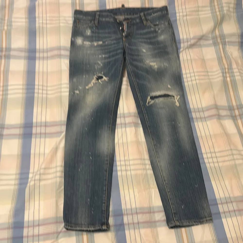 Dsquared2 jeans, använda 1 gång helt nya dom var för små. Priset går att diskuteras och är köpta för 5000.. Jeans & Byxor.