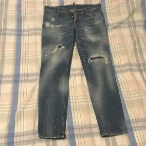 Dsquared2 jeans, använda 1 gång helt nya dom var för små. Priset går att diskuteras och är köpta för 5000.