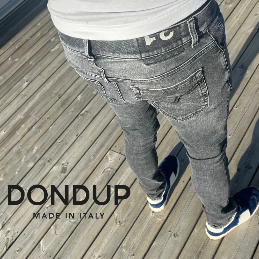 Tjena! Säljer nu dessa riktigt feta gråa Dondup jeans med slitningar och tvätt. De är i mycket bra skick då de nästan aldrig använts. Tveka inte på att höra av er vid fler frågor eller funderingar🙌🏽. Jeans & Byxor.