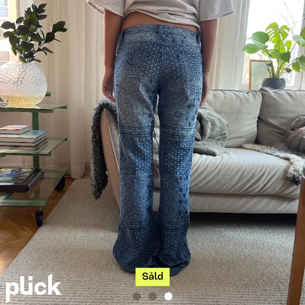 Tror att jag vill sälja dessa jeans men inte helt säker då jag gillar dom väldigt mycket💛dom är i perfekt skick och passar xs/s och någon som är ca 170💛vet inte märket. Jeans & Byxor.