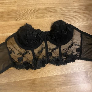 Korsett topp - Korsett liknande topp med bygel och broderi detaljer skick 10/10 använd 1-3 gånger 