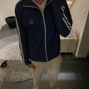 Zip tröja - Sjukt snygg hel zip tröja. Fred Perry. Killen på bilden är 180 cm och väger 70 kg.