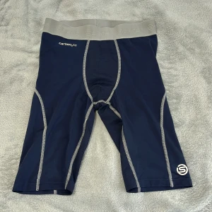 Skins träningsshorts - Herrshorts i tightsformat för löpning. Skins i storlek S eller M tror jag. Tunnt material