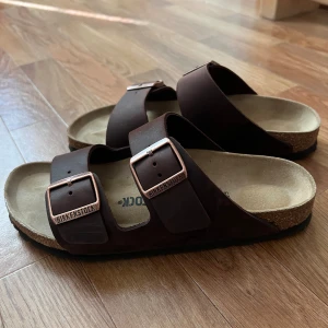Birkenstock  - Säljer dessa super fina Birkenstock i färgen ”Habana”. Det är dem klassisk Arizona tofflorna med oljat läder. Använt 2 tal gånger så dem är i nyskick. Köptas i slutet av april. 
