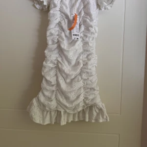 Helt ny klänning från GINATRICIT - Säljer helt ny klänning då dottern var för lång för denna klänning. Helt ny med prislapp och allt. Fantastiskt fin sommarklänning till avslutning mm.   Nypris 379