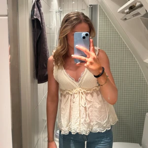 Virkad zara topp⭐️ - Superfin creme vit virkad Zara topp med gulliga detaljer. Den är helt ny med lappen kvar, då jag glömde skicka tillbaka (lite stor på mig)💗 banden i midjan är justerbara!⭐️