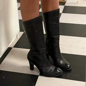 Ett par svarta boots köpta second hand för 180 kr😚supersnygga!! Är i storlek 40 men passar mig som är 39:a perfekt. Bra skick 