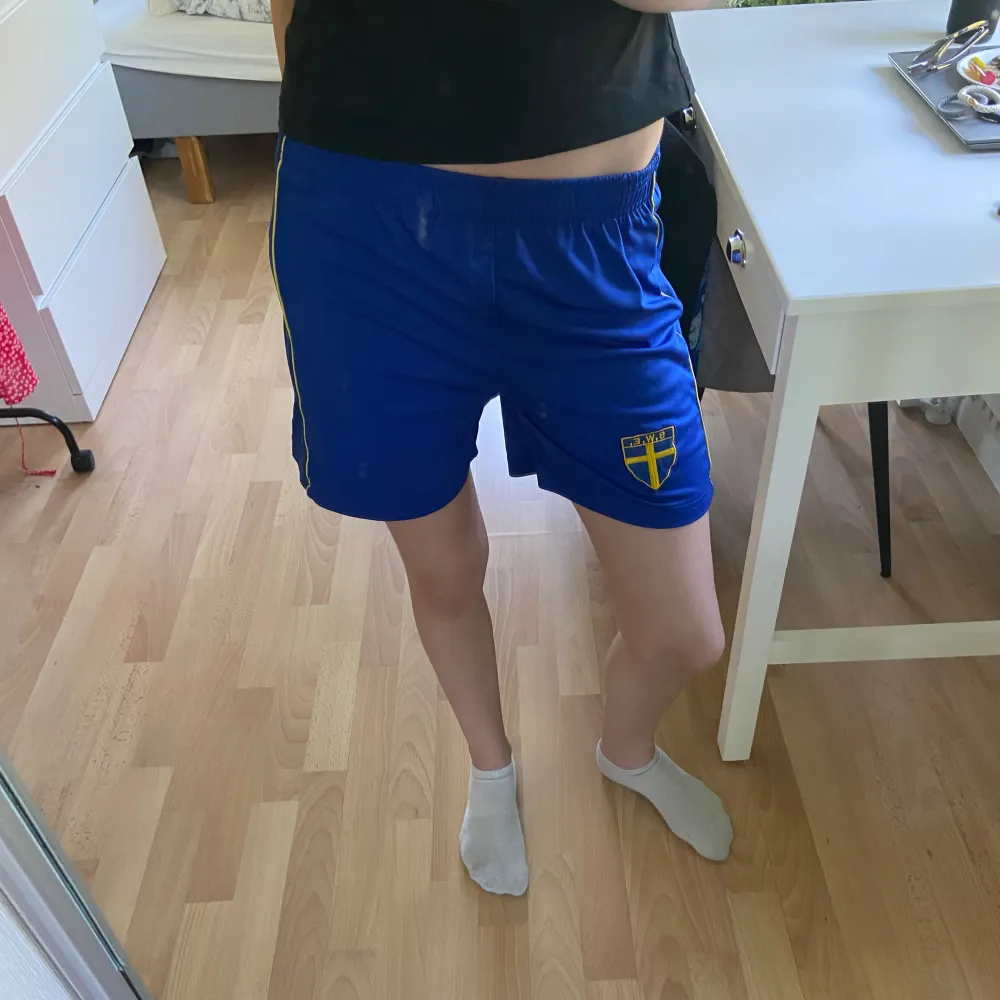 Sverige fotbolls skjorts, skulle gissa att de är storlek XS men dom passar mig som vanligtvis bär S/M. Shorts.