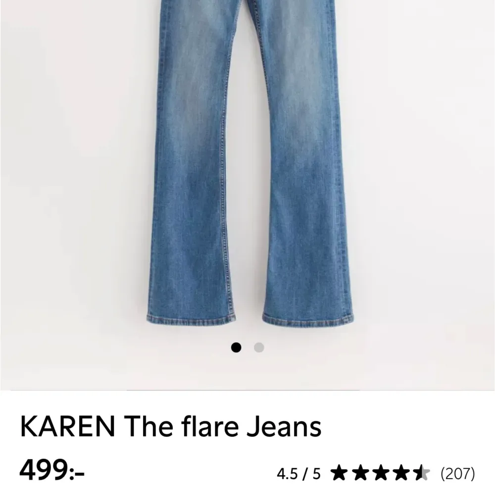 Säljer dessa jättefina bootcut jeans från Lindex som tyvärr är för små🤍det är samma modell som första bilden fast jag säljer svarta!  Kontakta för frågor eller fler bilder💕. Jeans & Byxor.