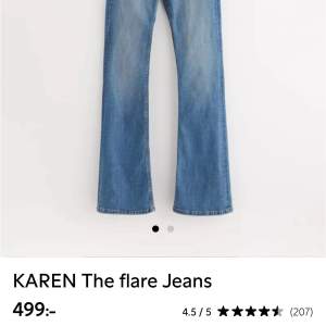 Säljer dessa jättefina bootcut jeans från Lindex som tyvärr är för små🤍det är samma modell som första bilden fast jag säljer svarta!  Kontakta för frågor eller fler bilder💕