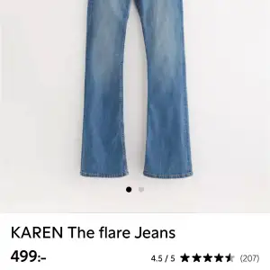 Säljer dessa jättefina bootcut jeans från Lindex som tyvärr är för små🤍det är samma modell som första bilden fast jag säljer svarta!  Kontakta för frågor eller fler bilder💕