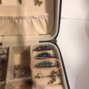 Edblad ring 🌸 - Säljer eller kan tänkas byta denna Edblad ring mot en likadan i guld, har använt ca 3 gånger. Köpt för 349kr tror jag 💓🌸