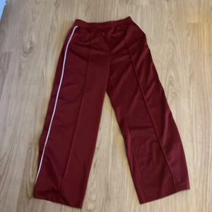 Baggy byxor - Superbra skick! Använt ett par gånger men känns som nya. Säljer då jag inte använder dom och dom är liiite långa för mig som är ungefär 163 men de går. Kan användas till träningsbyxor eller som vanliga byxor, skriv för frågor eller fler bilder😍🙏