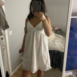 sommar kläning  - jätte vacker vit klänning med mönstrat tyg och knyt i ryggen, ny pris 500kr