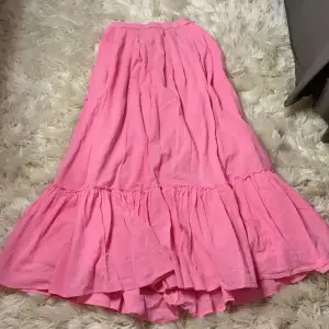 Jag säljer denna fina rosa långkjol för att den är för liten och för kort för mig. Jag köpte den själv utav en tjej på Plick som hade sytt den själv så jag kan inte riktigt säga någon storlek. 