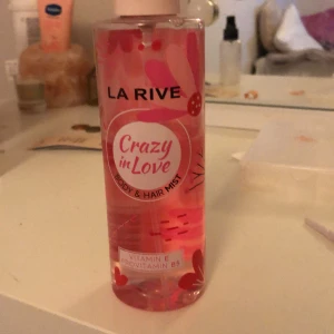 La rive crazy in love  - Säljer denna pga att jag inte gillar doften så mycket. Den doftar väldigt starkt men också lite blommigt typ. Den är i 200ML Och mindre än hälften är använd. Ca 25%. 