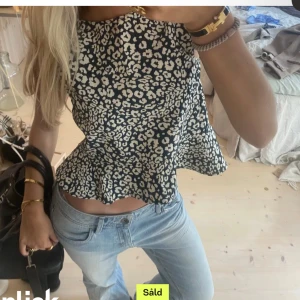Leopard topp - Jättesnygg topp med leopard mönster! Köpte här på plick men aldrig fått tillfälle att använda den! Färgerna är typ beige och turkos.  Obs. Lånade bilder!