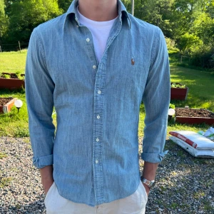 Ralph lauren skjorta - Snygg och stirlig skjorta perfekt till somaren. Modellen är 185 och sitter perfekt på honom,cond 8/10 inga defekter eller slitningar. Skriv om du har några funderingar😁