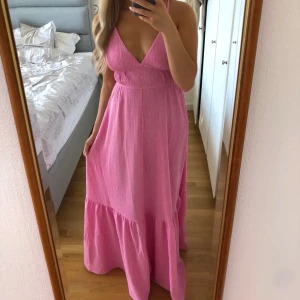 ROSA LÅNG KLÄNNING  - Rosa maxiklänning från Gina Tricot i storlek M. Den är i fint skick och knappt använd🌸 passar perfekt till midsommar eller sommar dagar