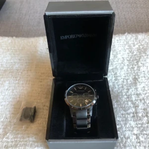 Armani klocka - Inga skador knappt använd armani klocka man får med allt på bilderna och en till låda och länkar