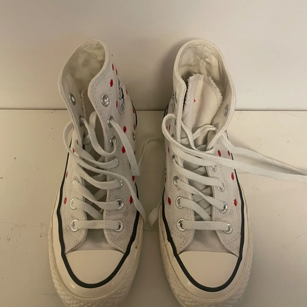 Converse – Chuck 70 – Vita sneakers med läppbroderi och höga skaft. Använda ca 5 ggr, köpte för 1 020 kr. . Skor.
